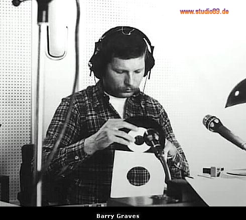 Graves handiert mit Schallplatten